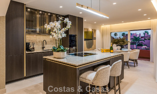 Ruim duplex penthouse te koop met zeezicht in een iconisch strandcomplex op de New Golden Mile, Marbella - Estepona 790868 