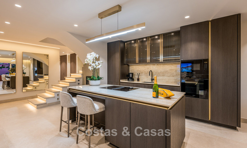 Ruim duplex penthouse te koop met zeezicht in een iconisch strandcomplex op de New Golden Mile, Marbella - Estepona 790869