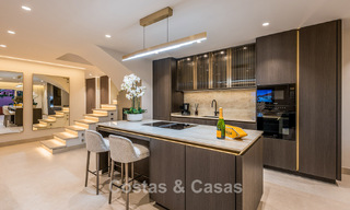 Ruim duplex penthouse te koop met zeezicht in een iconisch strandcomplex op de New Golden Mile, Marbella - Estepona 790869 