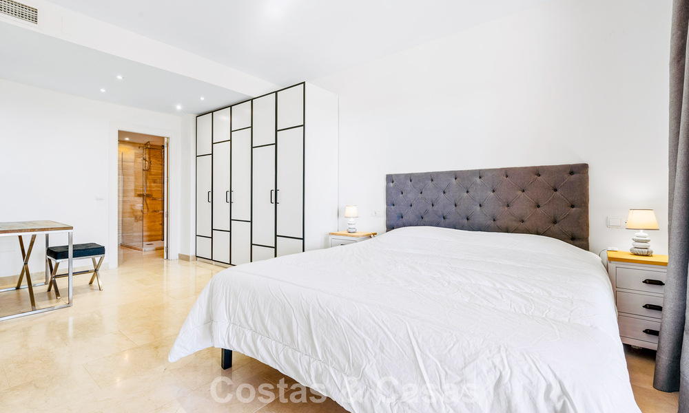 Tuinappartement met zeezicht te koop in een gated complex in Marbella - Benahavis 791246