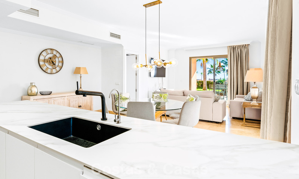 Tuinappartement met zeezicht te koop in een gated complex in Marbella - Benahavis 791248