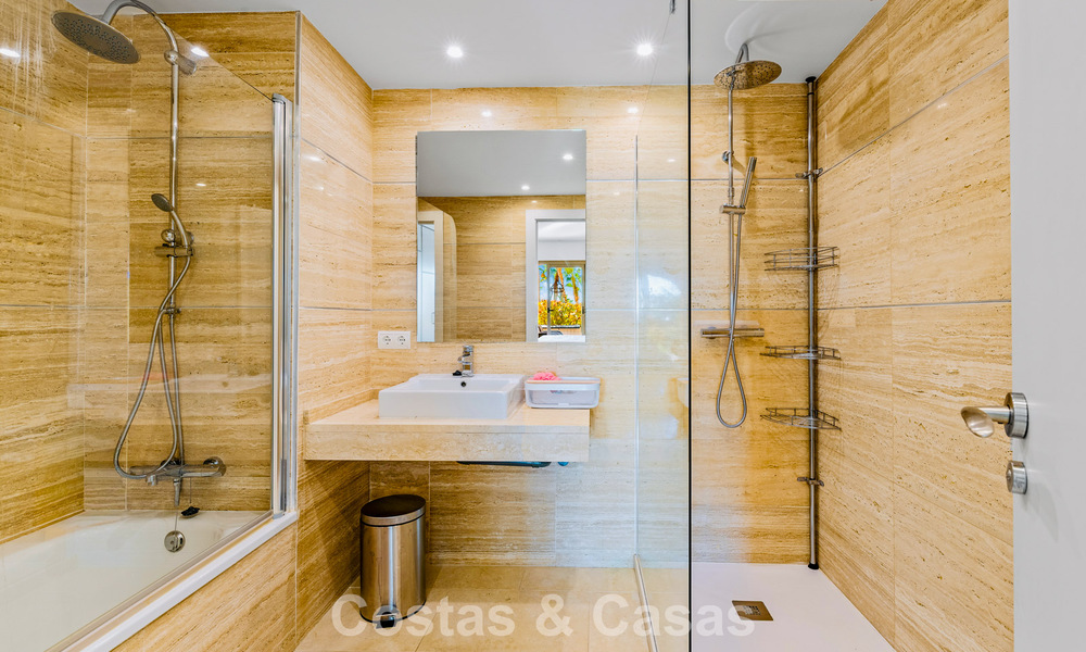 Tuinappartement met zeezicht te koop in een gated complex in Marbella - Benahavis 791249