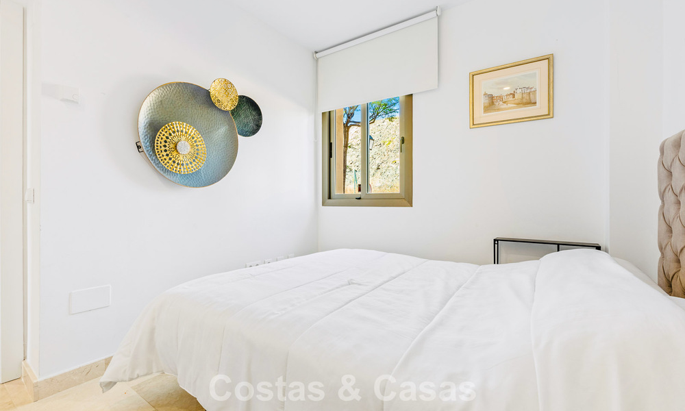 Tuinappartement met zeezicht te koop in een gated complex in Marbella - Benahavis 791251