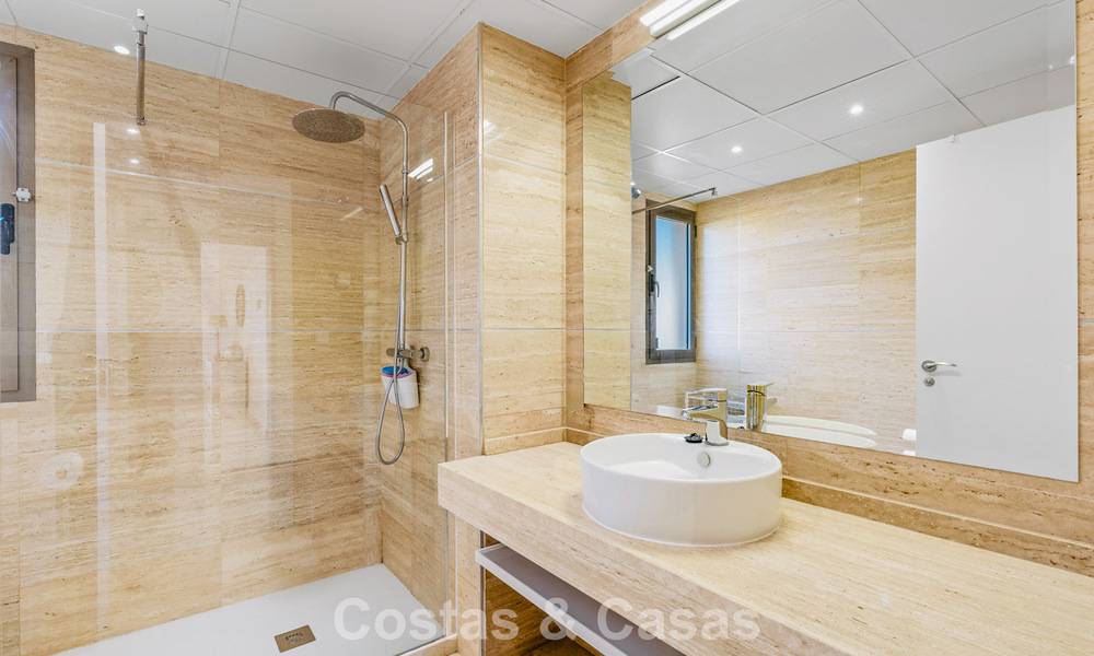 Tuinappartement met zeezicht te koop in een gated complex in Marbella - Benahavis 791252