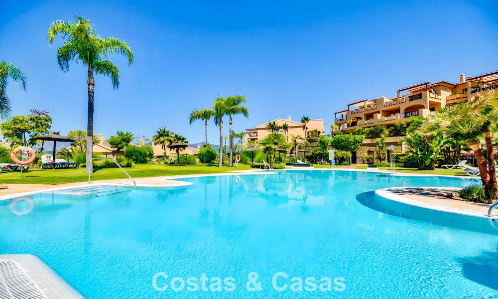 Tuinappartement met zeezicht te koop in een gated complex in Marbella - Benahavis 791268