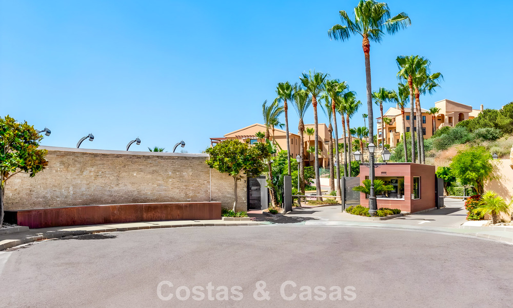 Tuinappartement met zeezicht te koop in een gated complex in Marbella - Benahavis 791272
