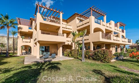 Tuinappartement met zeezicht te koop in een gated complex in Marbella - Benahavis 791273