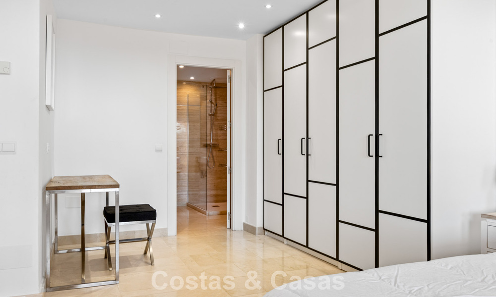 Tuinappartement met zeezicht te koop in een gated complex in Marbella - Benahavis 791281