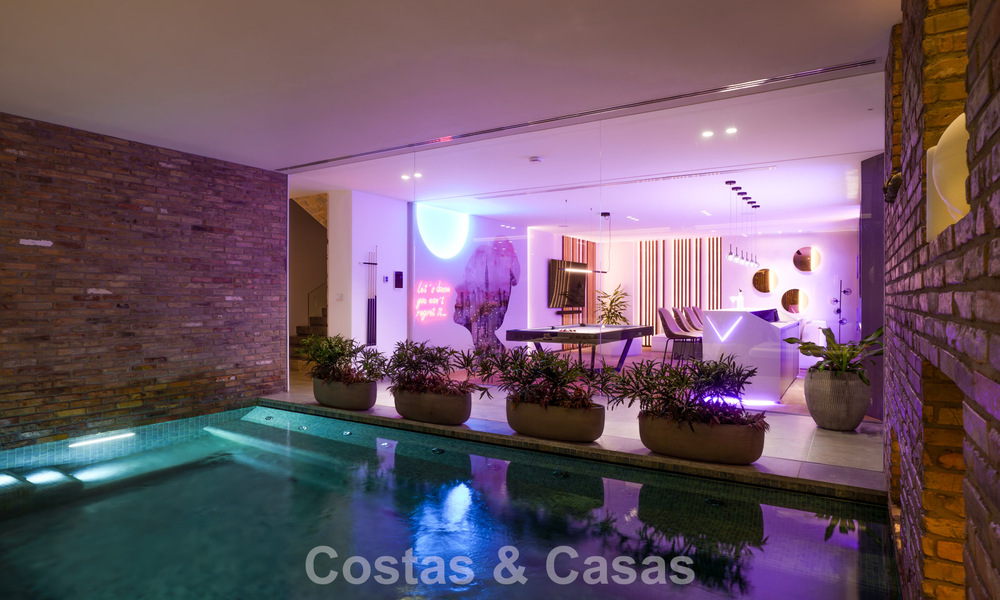 Luxevilla met geavanceerd design te koop met panoramisch zeezicht, binnen een prestigieus golfresort, Marbella - Benahavis 791005