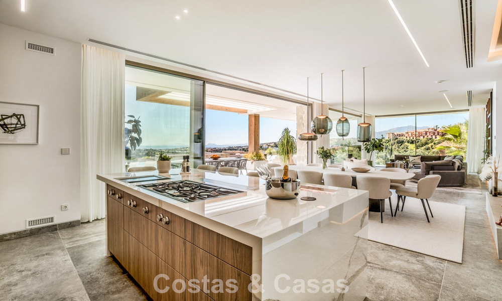 Luxevilla met geavanceerd design te koop met panoramisch zeezicht, binnen een prestigieus golfresort, Marbella - Benahavis 791013