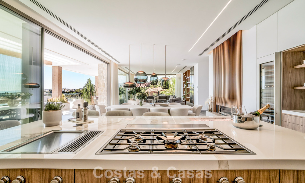 Luxevilla met geavanceerd design te koop met panoramisch zeezicht, binnen een prestigieus golfresort, Marbella - Benahavis 791014