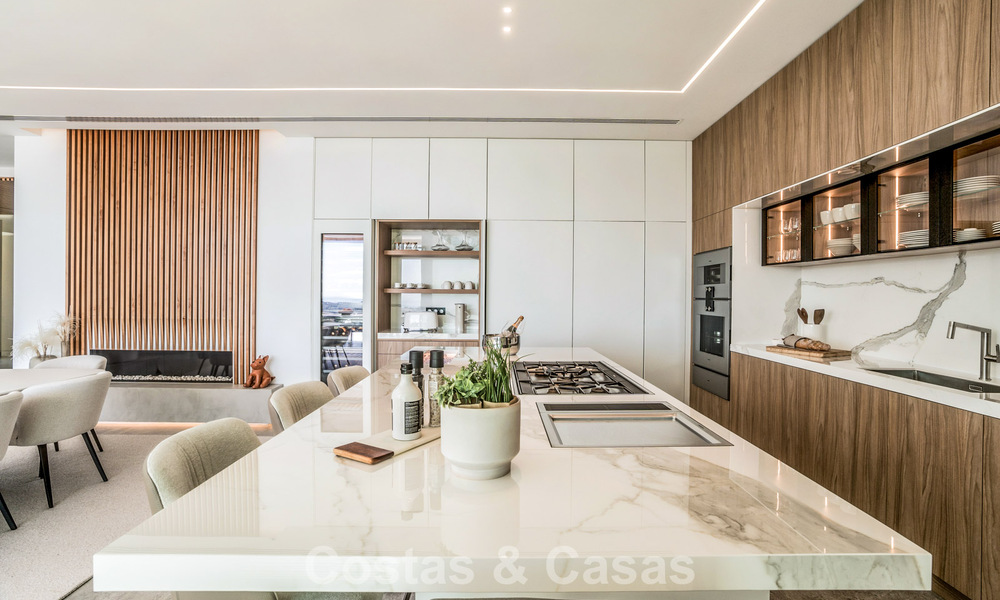 Luxevilla met geavanceerd design te koop met panoramisch zeezicht, binnen een prestigieus golfresort, Marbella - Benahavis 791015