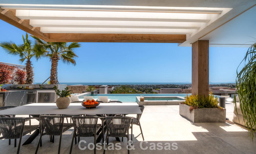 Luxevilla met geavanceerd design te koop met panoramisch zeezicht, binnen een prestigieus golfresort, Marbella - Benahavis 791017