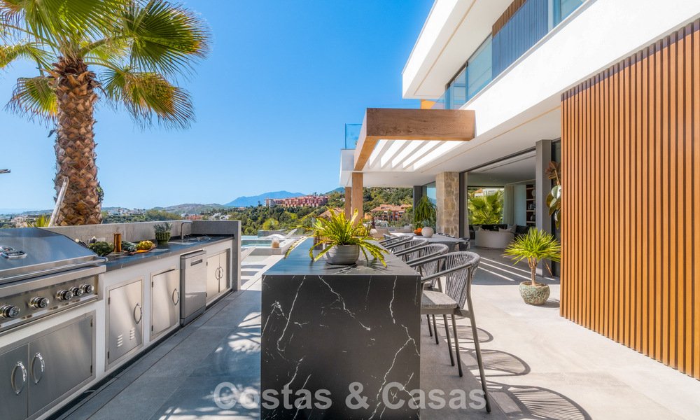 Luxevilla met geavanceerd design te koop met panoramisch zeezicht, binnen een prestigieus golfresort, Marbella - Benahavis 791023
