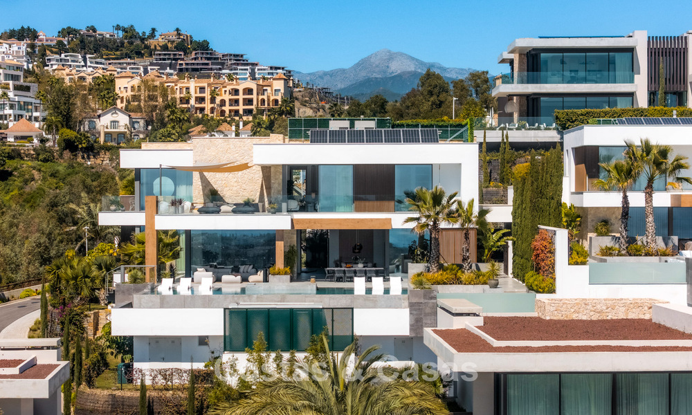 Luxevilla met geavanceerd design te koop met panoramisch zeezicht, binnen een prestigieus golfresort, Marbella - Benahavis 791028
