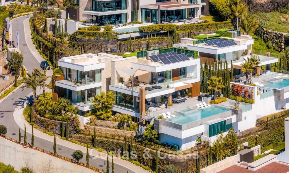 Luxevilla met geavanceerd design te koop met panoramisch zeezicht, binnen een prestigieus golfresort, Marbella - Benahavis 791029