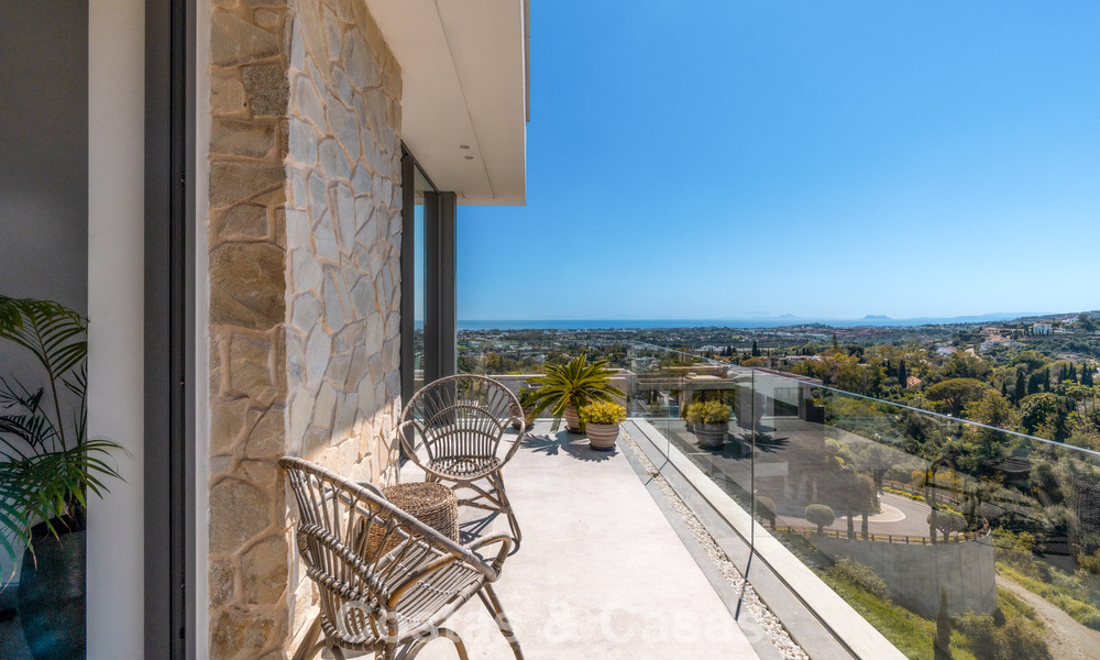 Luxevilla met geavanceerd design te koop met panoramisch zeezicht, binnen een prestigieus golfresort, Marbella - Benahavis 791031