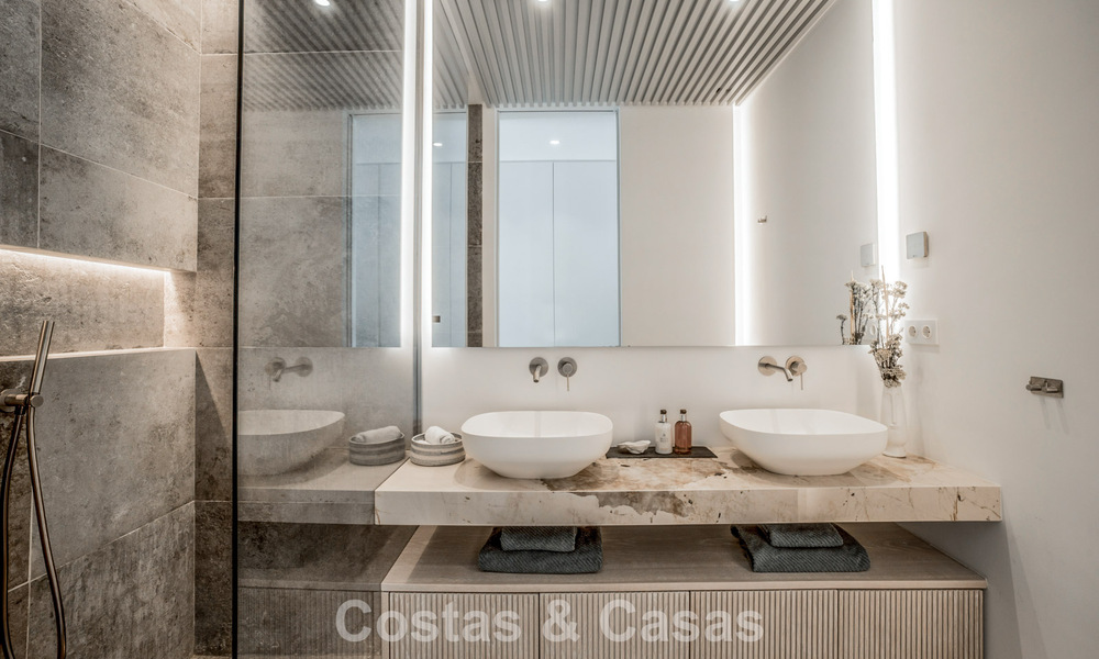 Luxevilla met geavanceerd design te koop met panoramisch zeezicht, binnen een prestigieus golfresort, Marbella - Benahavis 791032