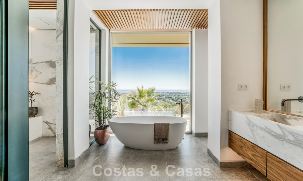 Luxevilla met geavanceerd design te koop met panoramisch zeezicht, binnen een prestigieus golfresort, Marbella - Benahavis 791037