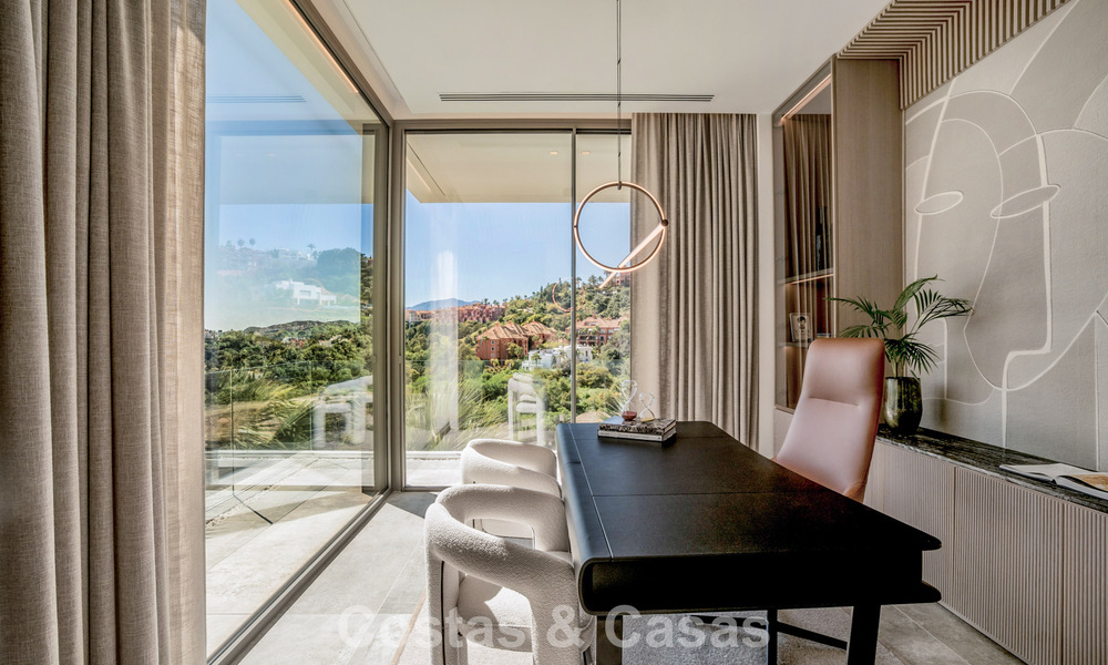 Luxevilla met geavanceerd design te koop met panoramisch zeezicht, binnen een prestigieus golfresort, Marbella - Benahavis 791044
