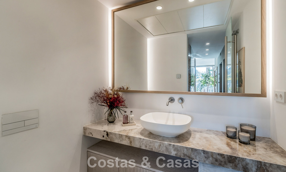Luxevilla met geavanceerd design te koop met panoramisch zeezicht, binnen een prestigieus golfresort, Marbella - Benahavis 791052