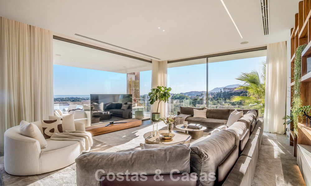 Luxevilla met geavanceerd design te koop met panoramisch zeezicht, binnen een prestigieus golfresort, Marbella - Benahavis 791061