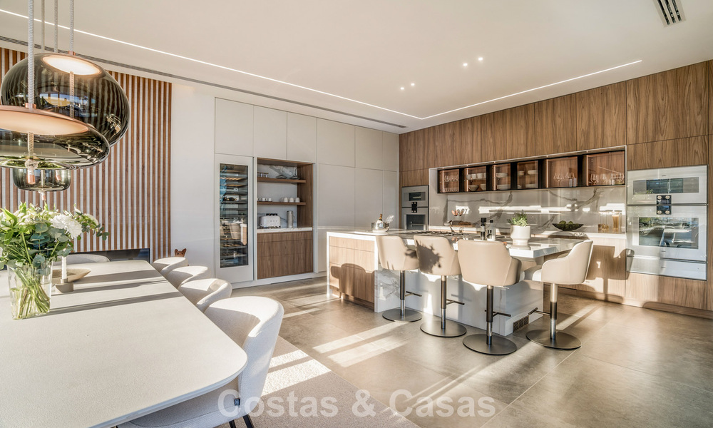 Luxevilla met geavanceerd design te koop met panoramisch zeezicht, binnen een prestigieus golfresort, Marbella - Benahavis 791070