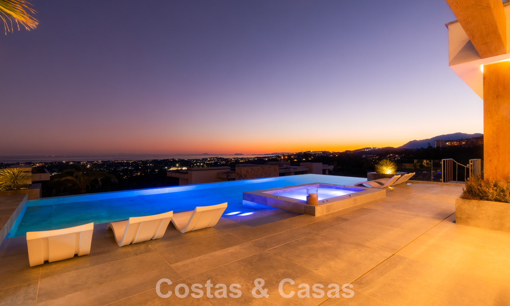Luxevilla met geavanceerd design te koop met panoramisch zeezicht, binnen een prestigieus golfresort, Marbella - Benahavis 791072