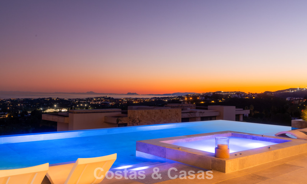 Luxevilla met geavanceerd design te koop met panoramisch zeezicht, binnen een prestigieus golfresort, Marbella - Benahavis 791073