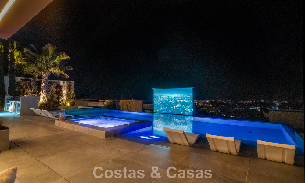 Luxevilla met geavanceerd design te koop met panoramisch zeezicht, binnen een prestigieus golfresort, Marbella - Benahavis 791079