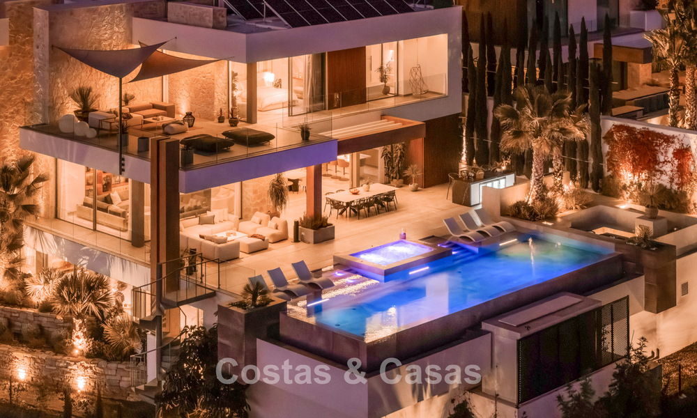Luxevilla met geavanceerd design te koop met panoramisch zeezicht, binnen een prestigieus golfresort, Marbella - Benahavis 791081