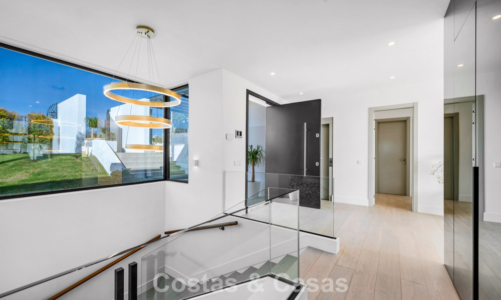 Indrukwekkende, eigentijdse villa te koop aan de golfbaan op de New Golden Mile tussen Marbella en Estepona 791403