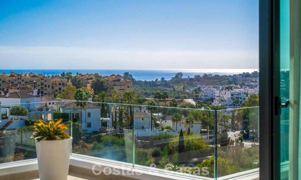 Indrukwekkende, eigentijdse villa te koop aan de golfbaan op de New Golden Mile tussen Marbella en Estepona 791413