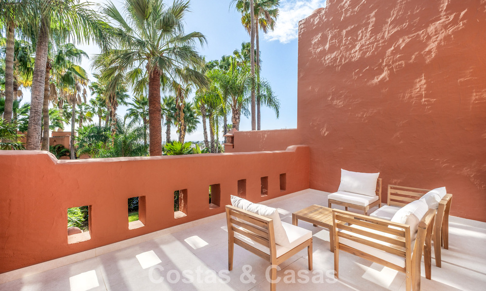 Prachtig, eigentijds, gerenoveerd townhouse met 4 slaapkamers te koop i/e gated community o/d Golden Mile van Marbella 791316