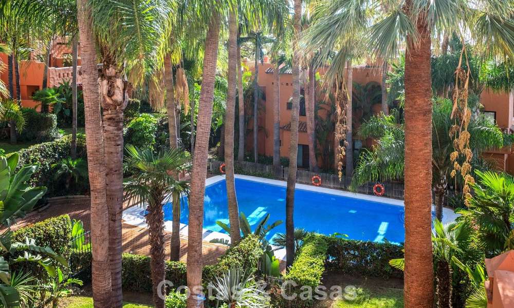 Prachtig, eigentijds, gerenoveerd townhouse met 4 slaapkamers te koop i/e gated community o/d Golden Mile van Marbella 791325