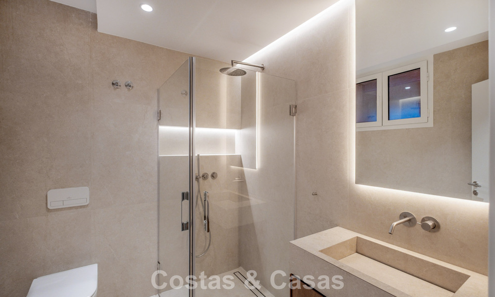 Prachtig, eigentijds, gerenoveerd townhouse met 4 slaapkamers te koop i/e gated community o/d Golden Mile van Marbella 791334