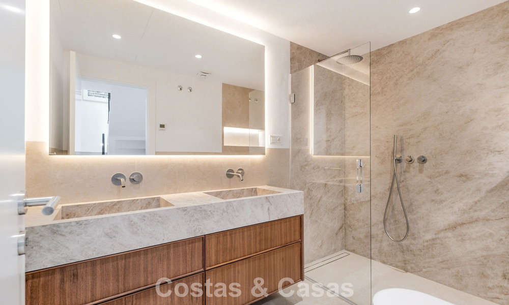 Gemoderniseerde luxe townhouse met 4 slaapkamers te koop op de Golden Mile van Marbella 791346