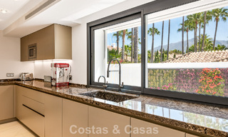 Exclusieve villa te koop, aan de golfbaan in een prestigieuze urbanisatie in Nueva Andalucia, Marbella 791474 