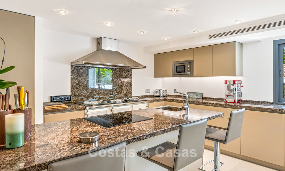 Exclusieve villa te koop, aan de golfbaan in een prestigieuze urbanisatie in Nueva Andalucia, Marbella 791475