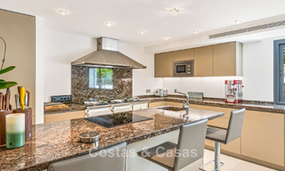 Exclusieve villa te koop, aan de golfbaan in een prestigieuze urbanisatie in Nueva Andalucia, Marbella 791475 