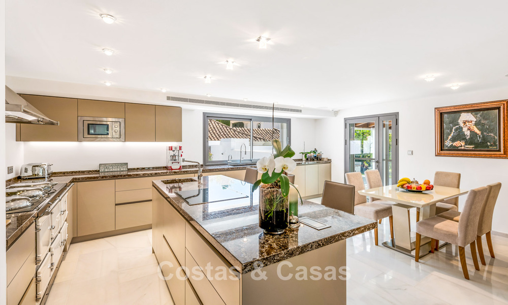 Exclusieve villa te koop, aan de golfbaan in een prestigieuze urbanisatie in Nueva Andalucia, Marbella 791476