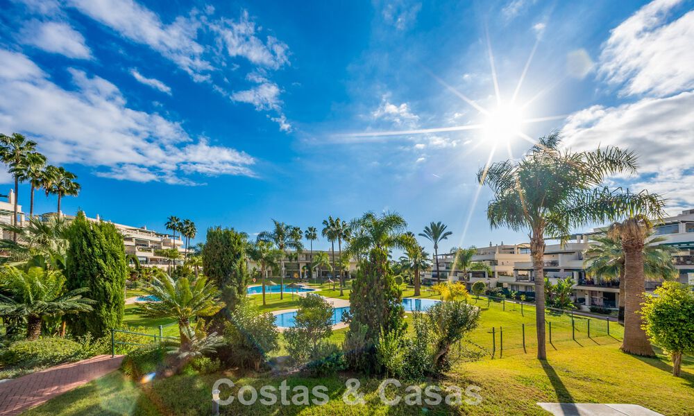Eigentijd gerenoveerd appartement te koop in Nueva Andalucia op loopafstand van het strand en Puerto Banus, Marbella 790917