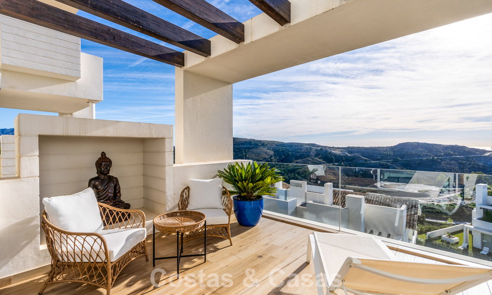 Luxueus 3-slaapkamer appartement te koop met panoramisch zeezicht in een gated resort in Marbella - Benahavis 791544