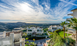 Luxueus 3-slaapkamer appartement te koop met panoramisch zeezicht in een gated resort in Marbella - Benahavis 791545 