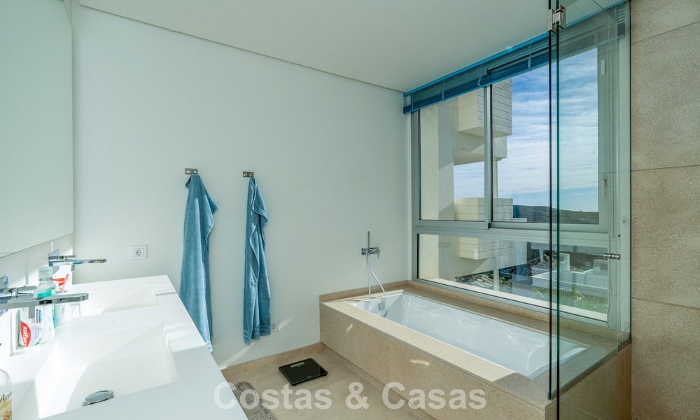 Luxueus 3-slaapkamer appartement te koop met panoramisch zeezicht in een gated resort in Marbella - Benahavis 791547