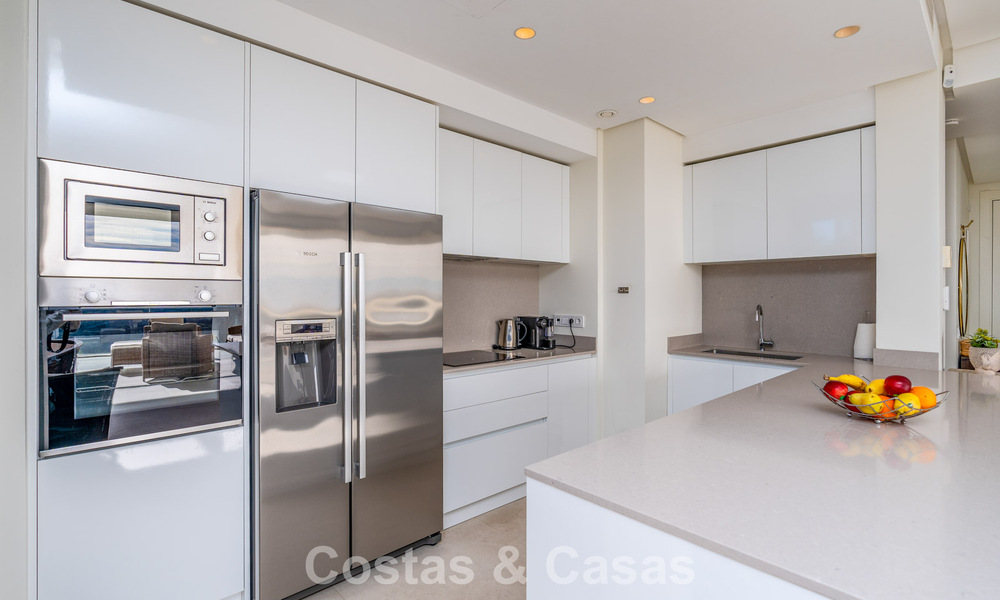 Luxueus 3-slaapkamer appartement te koop met panoramisch zeezicht in een gated resort in Marbella - Benahavis 791564