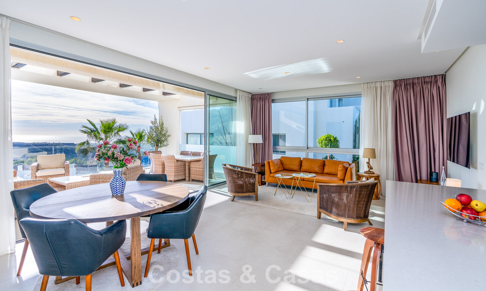 Luxueus 3-slaapkamer appartement te koop met panoramisch zeezicht in een gated resort in Marbella - Benahavis 791571