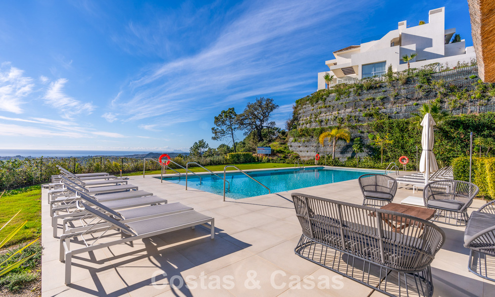 Luxueus 3-slaapkamer appartement te koop met panoramisch zeezicht in een gated resort in Marbella - Benahavis 791578