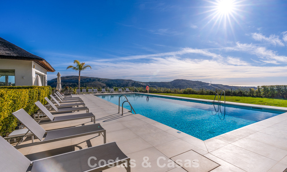 Luxueus 3-slaapkamer appartement te koop met panoramisch zeezicht in een gated resort in Marbella - Benahavis 791579