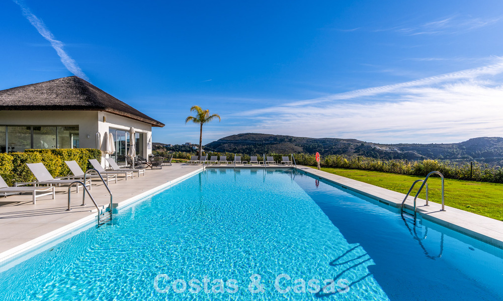 Luxueus 3-slaapkamer appartement te koop met panoramisch zeezicht in een gated resort in Marbella - Benahavis 791580